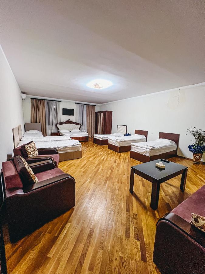 Castle Family Hotel Erevan Exterior foto