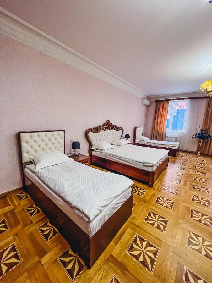 Castle Family Hotel Erevan Exterior foto