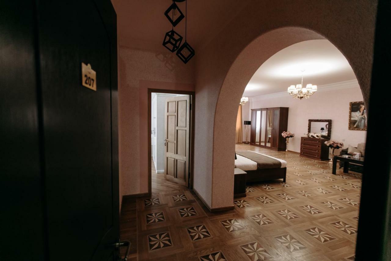 Castle Family Hotel Erevan Exterior foto