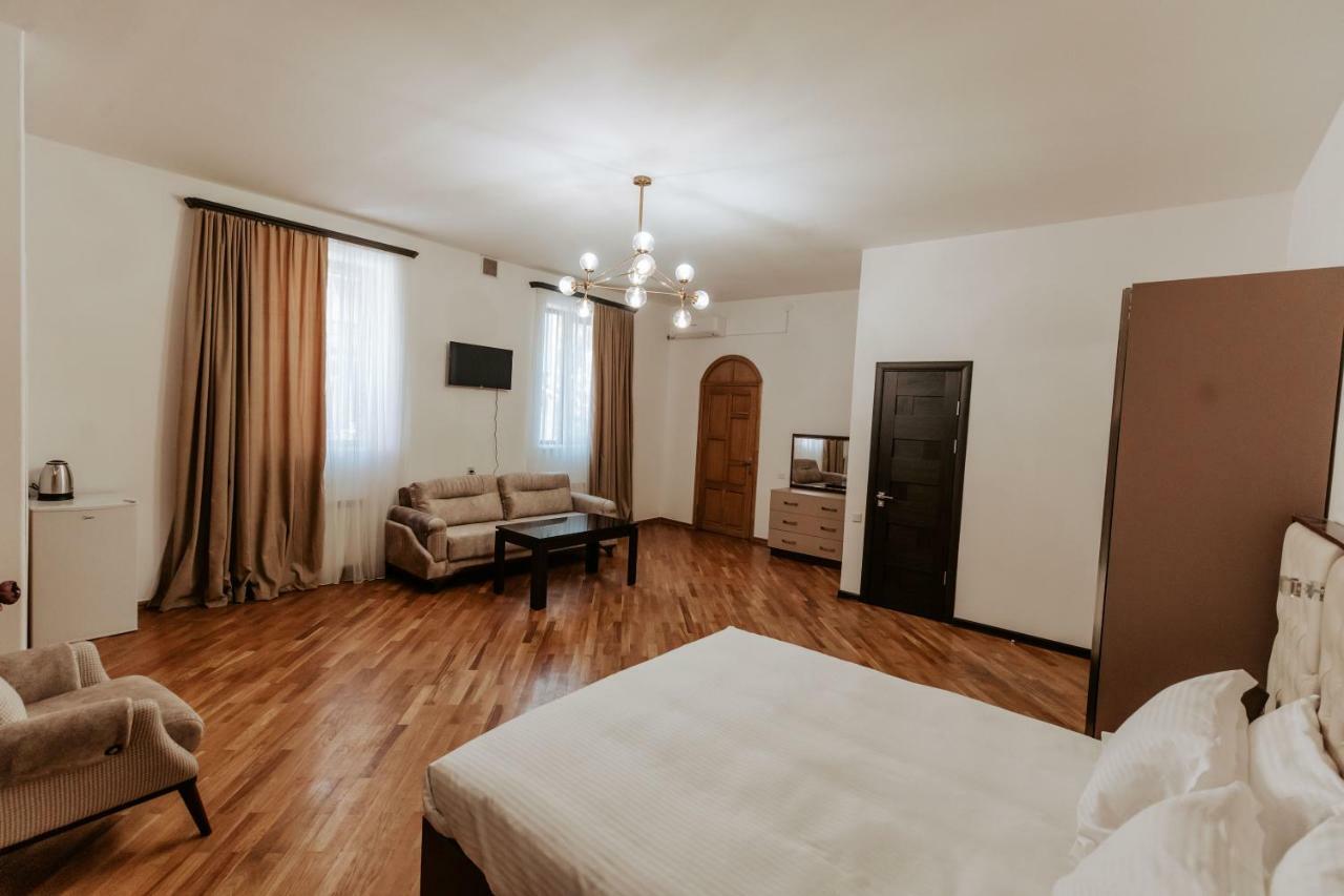 Castle Family Hotel Erevan Exterior foto